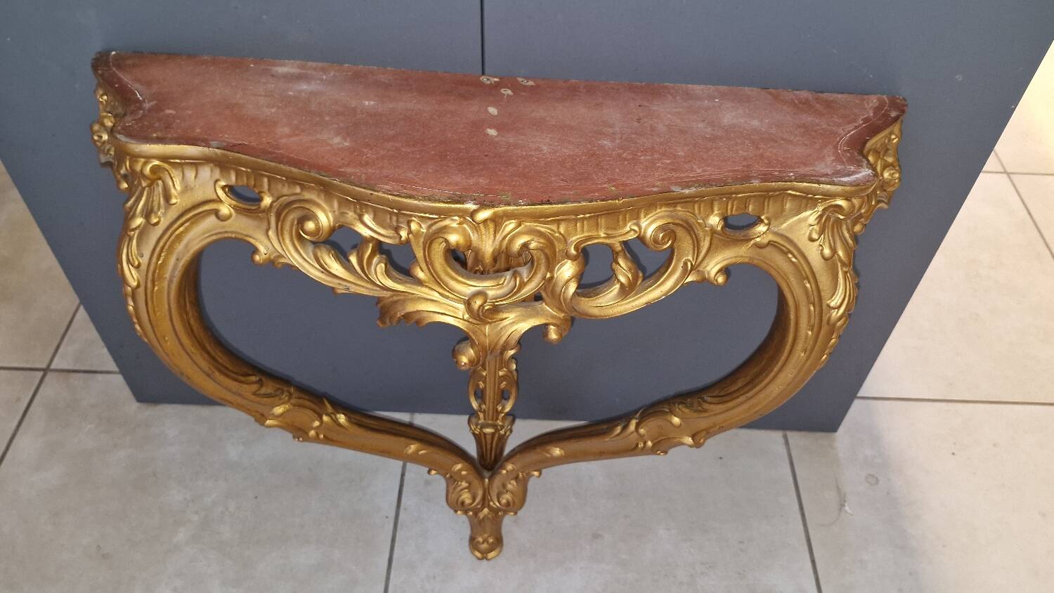 Comode murale doree a la feuille avec plaque de larbre blanc creme