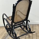Rocking-chair en bois courbé noirci et cannage années 1900