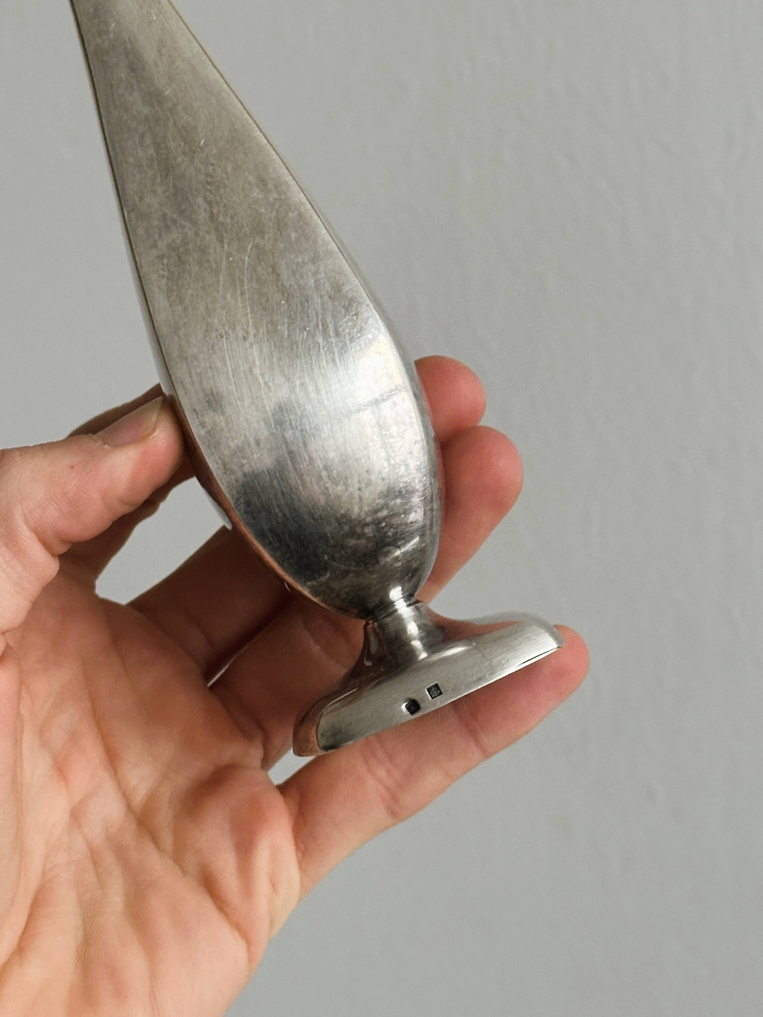 Petit vase soliflore en métal