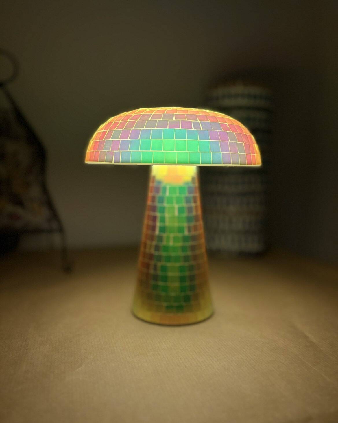 Mosaic yellow and green mushroom lamp – luminous effect