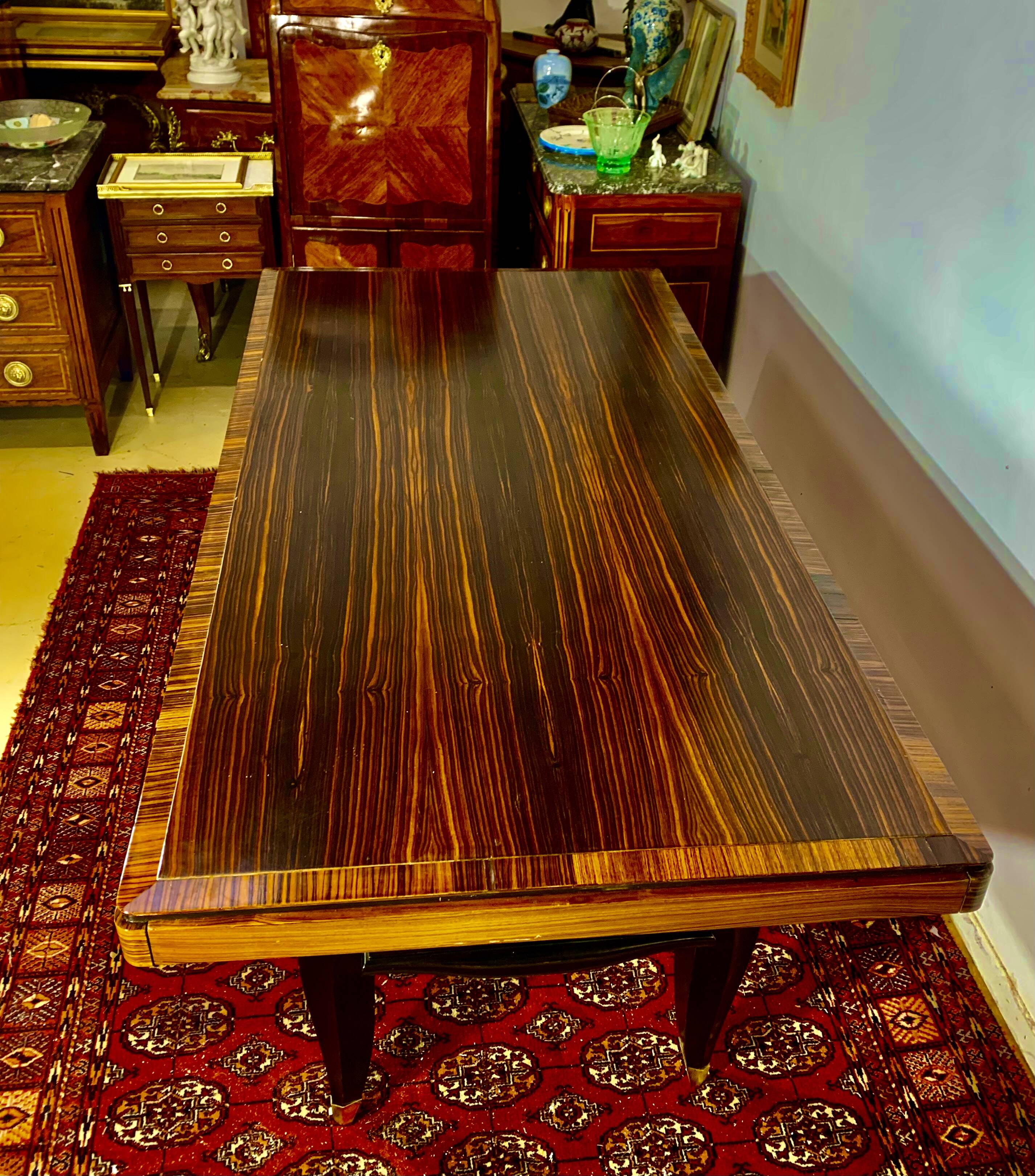 1930 Art Deco dining table in Macassar Ebony and RIO Rosewood, with extensions,
