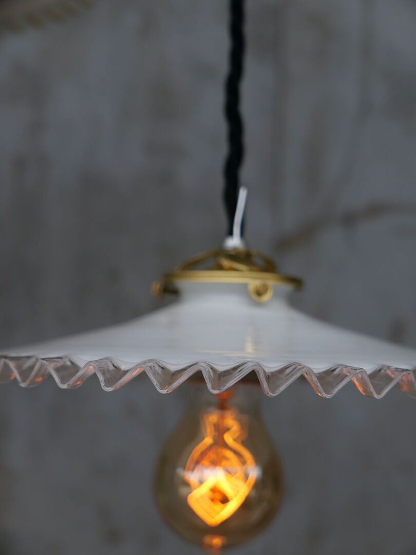 Suspension with lace opaline lampshade