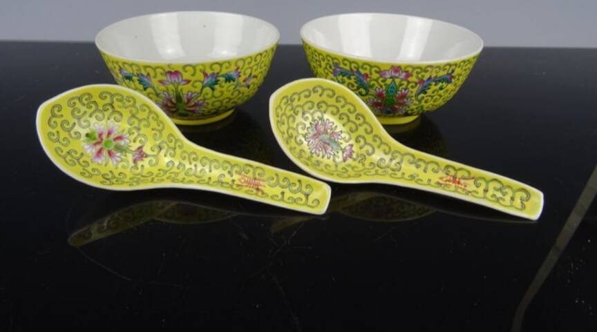 Pair of porcelain bowls and spoons "Famille Rose" China, early 20th century.