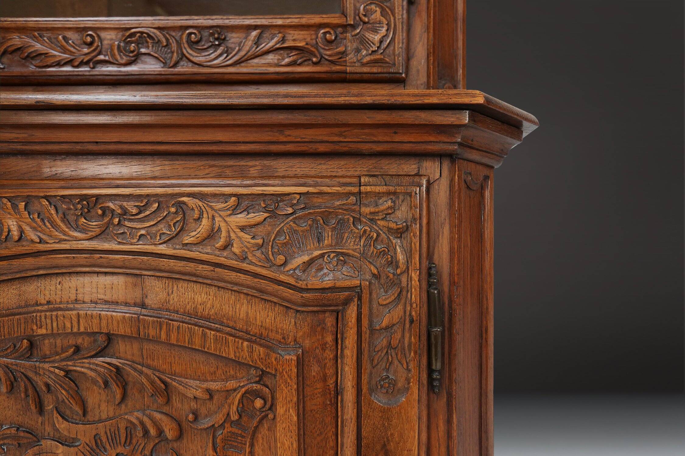 Vaisselier vitré en bois sculpté, Belgique, XVIIIe siècle