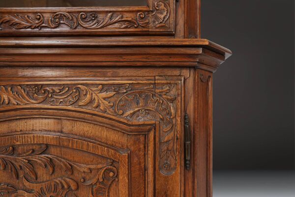 Vaisselier vitré en bois sculpté, Belgique, XVIIIe siècle