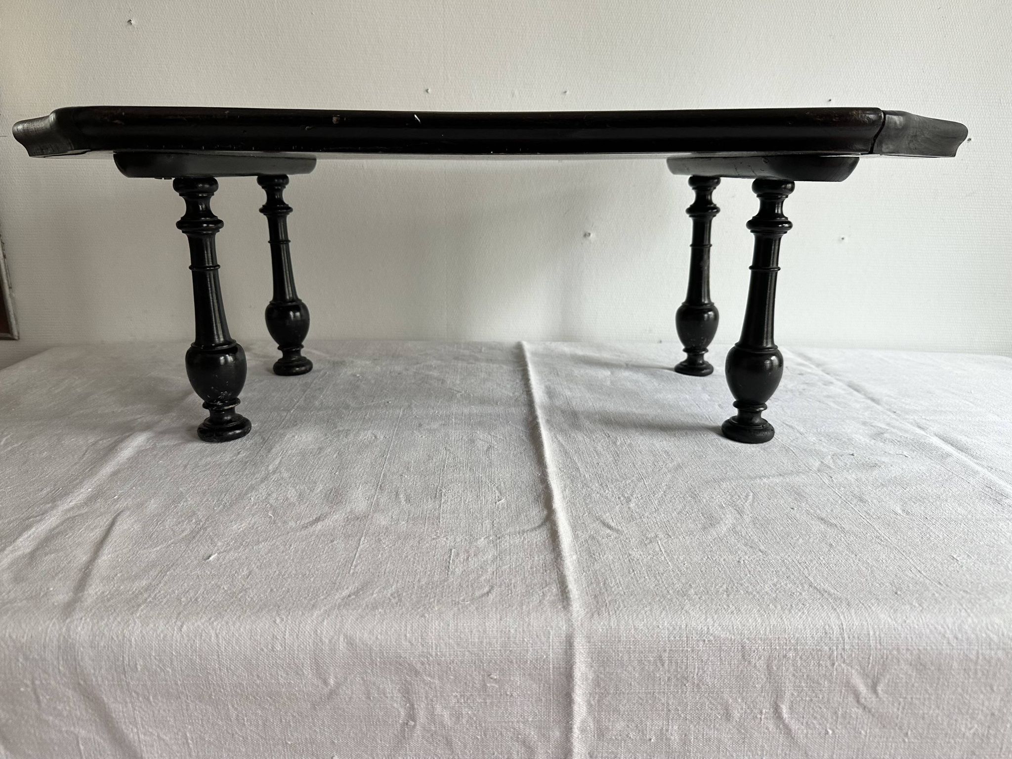 Presentation table of Napoleon III in black lacquered wood, 19th century.