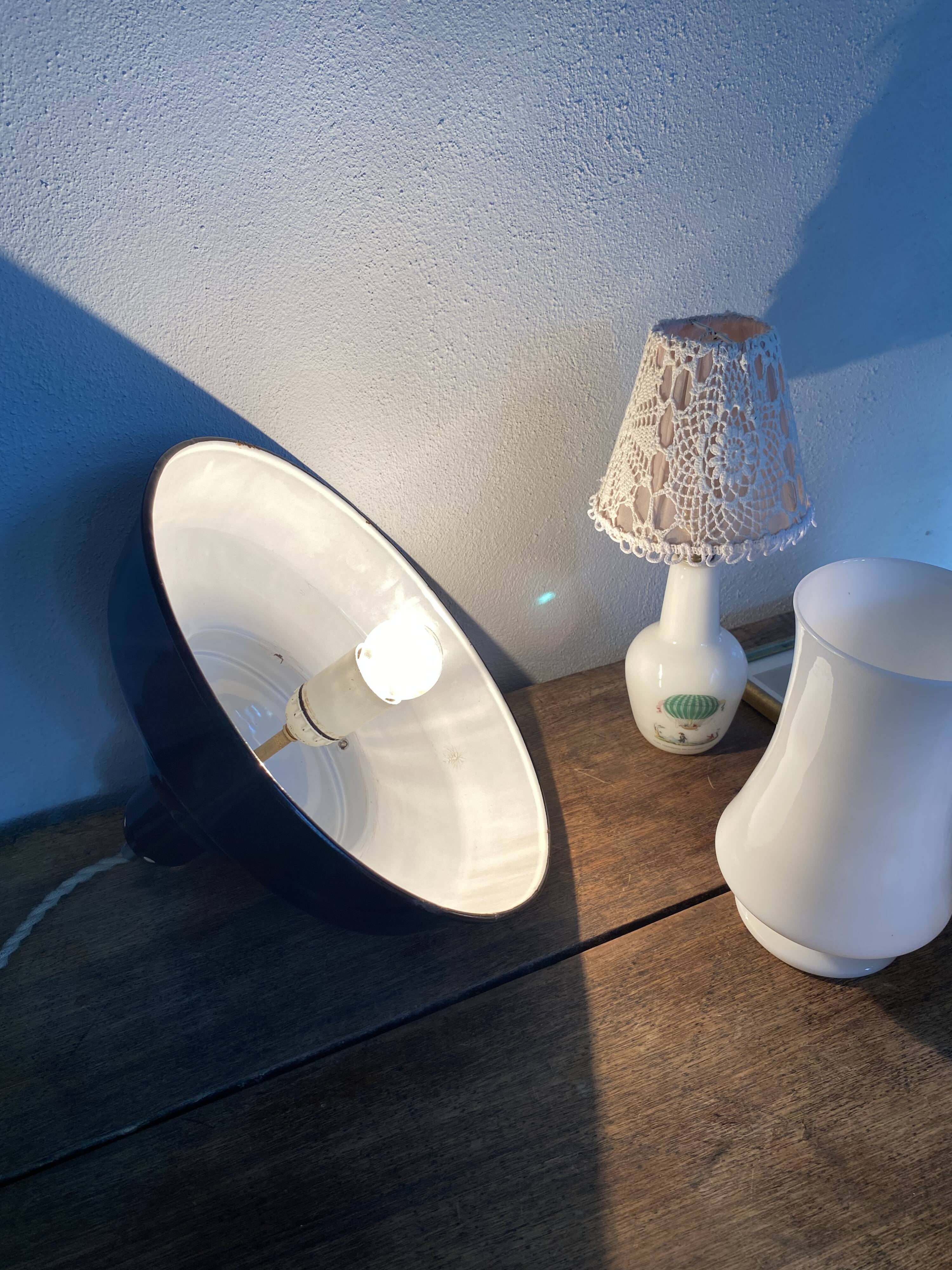 Enamelled sheet metal pendant light, fabric cable