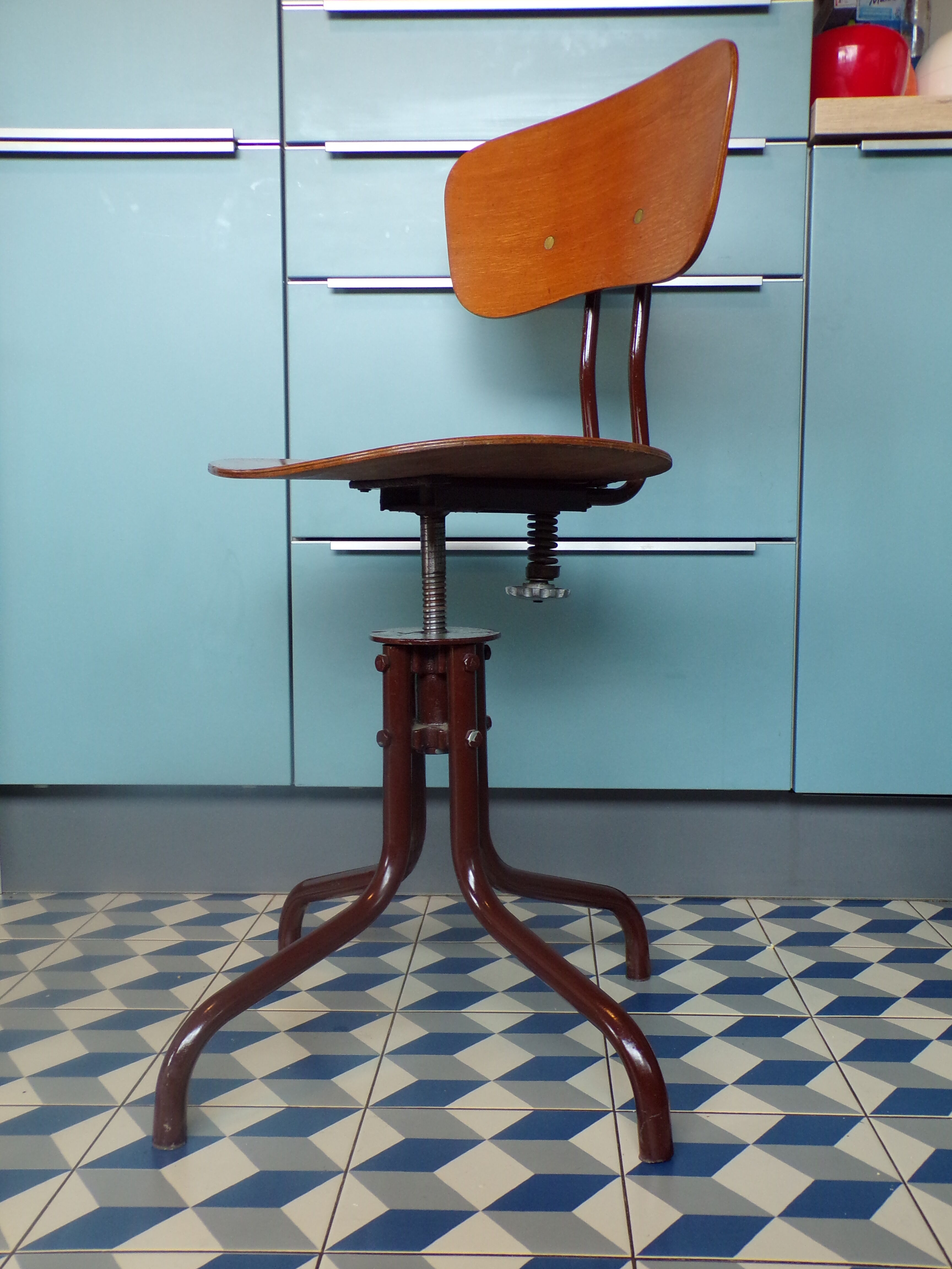 Former screw workshop chair