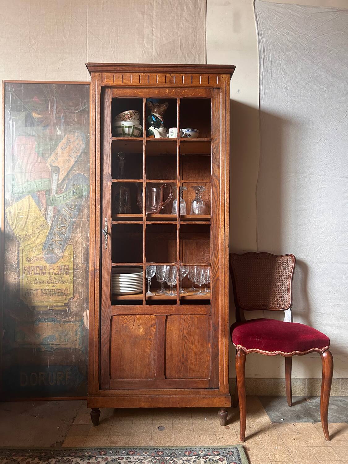 Small Parisian glass-fronted cabinet in fine oak from the late 19th century – a timeless ally for small spaces.