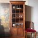 Small Parisian glass-fronted cabinet in fine oak from the late 19th century – a timeless ally for small spaces.