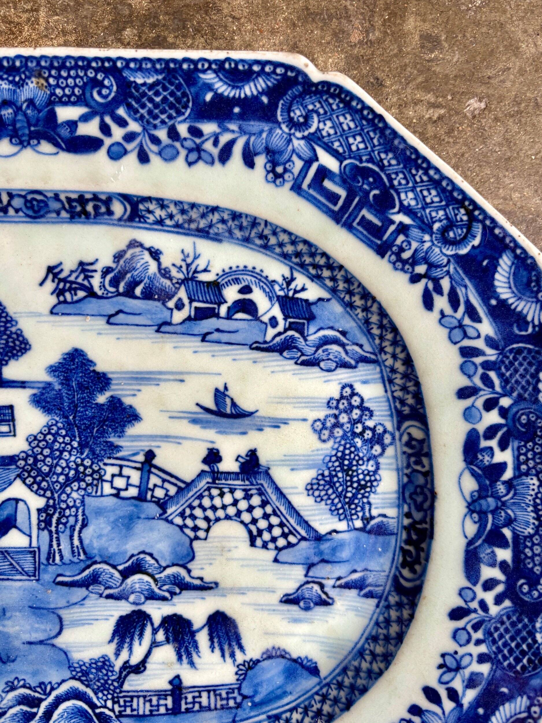 Octagonal dish in hand-painted porcelain, 18th century.