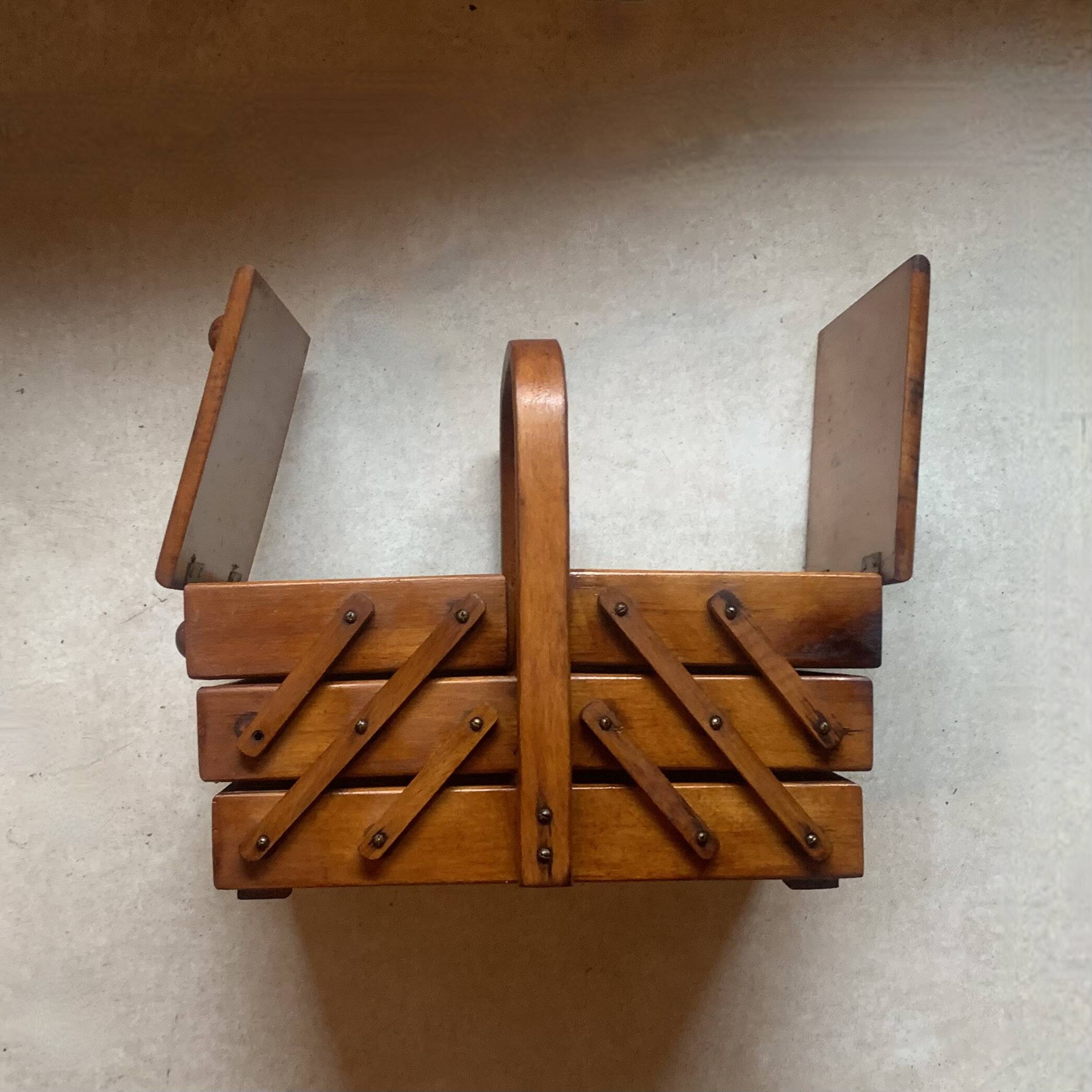 Petite travailleuse en bois vintage