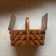 Petite travailleuse en bois vintage