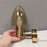 Applique en laiton avec abat-jour en verre « champignon » couleur fumée, par Hans-Agne Jakobsson Suède.