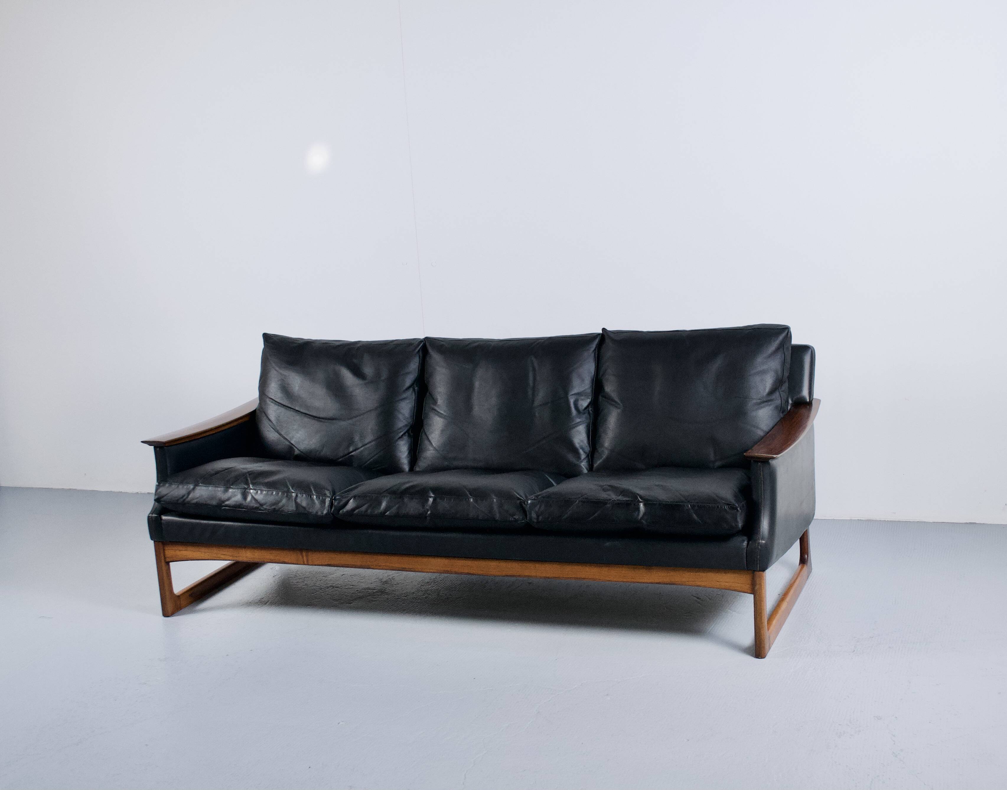 Scandinavian 3-seater sofa in leather and rosewood from the 60s
