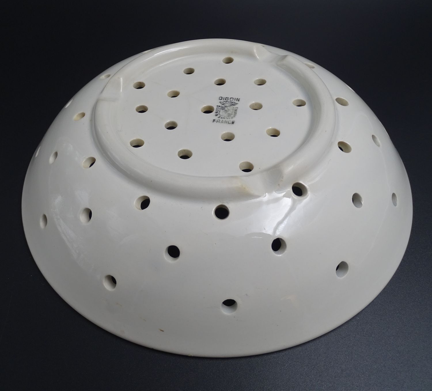 Digoin white earthenware strawberry drain plate - circa 1950 - Vintage