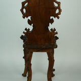 Chaise sculptée de style" foret noire"