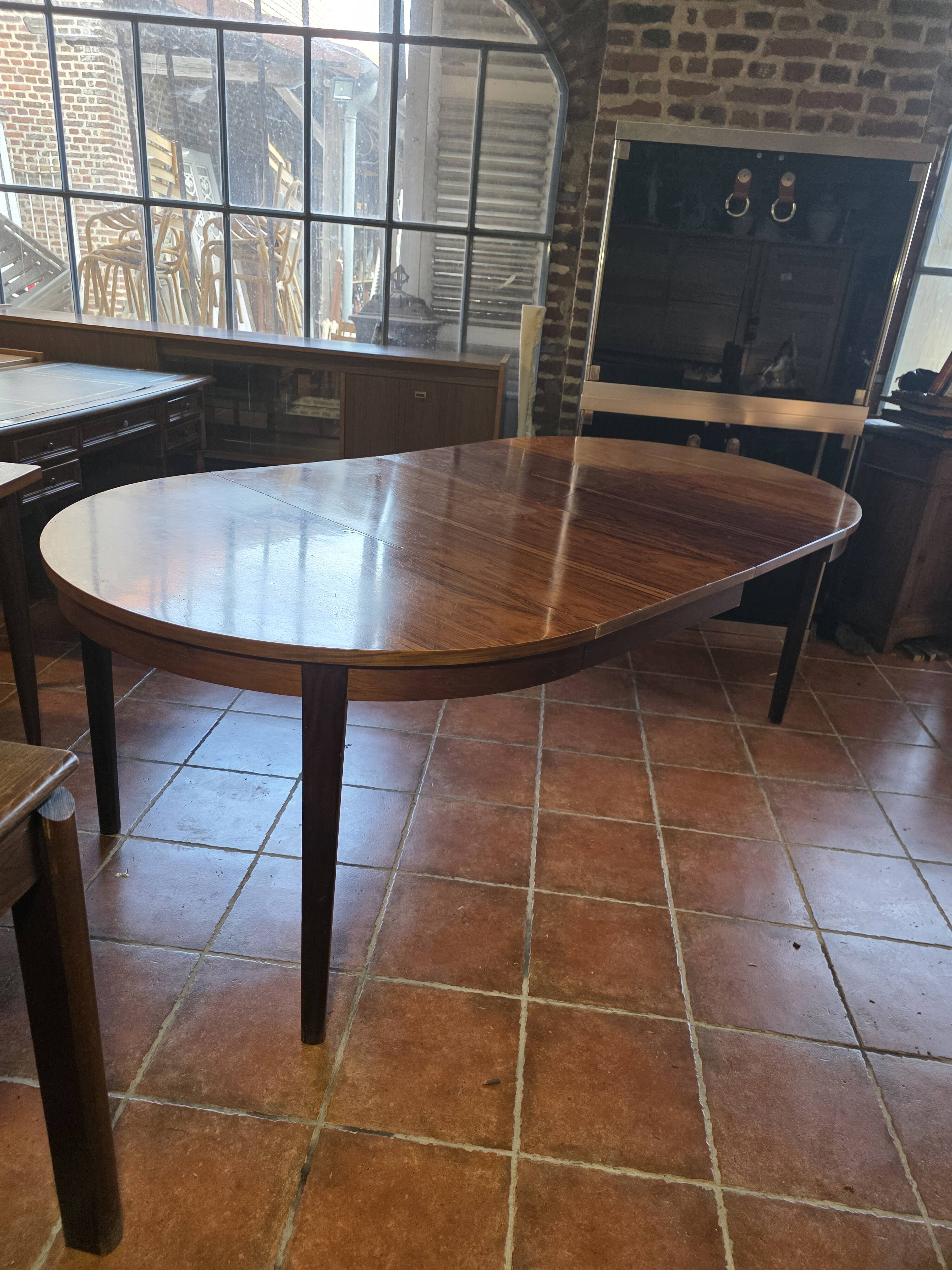 Scandinavian extendable table in rosewood from the 1960s, with 2 extensions.