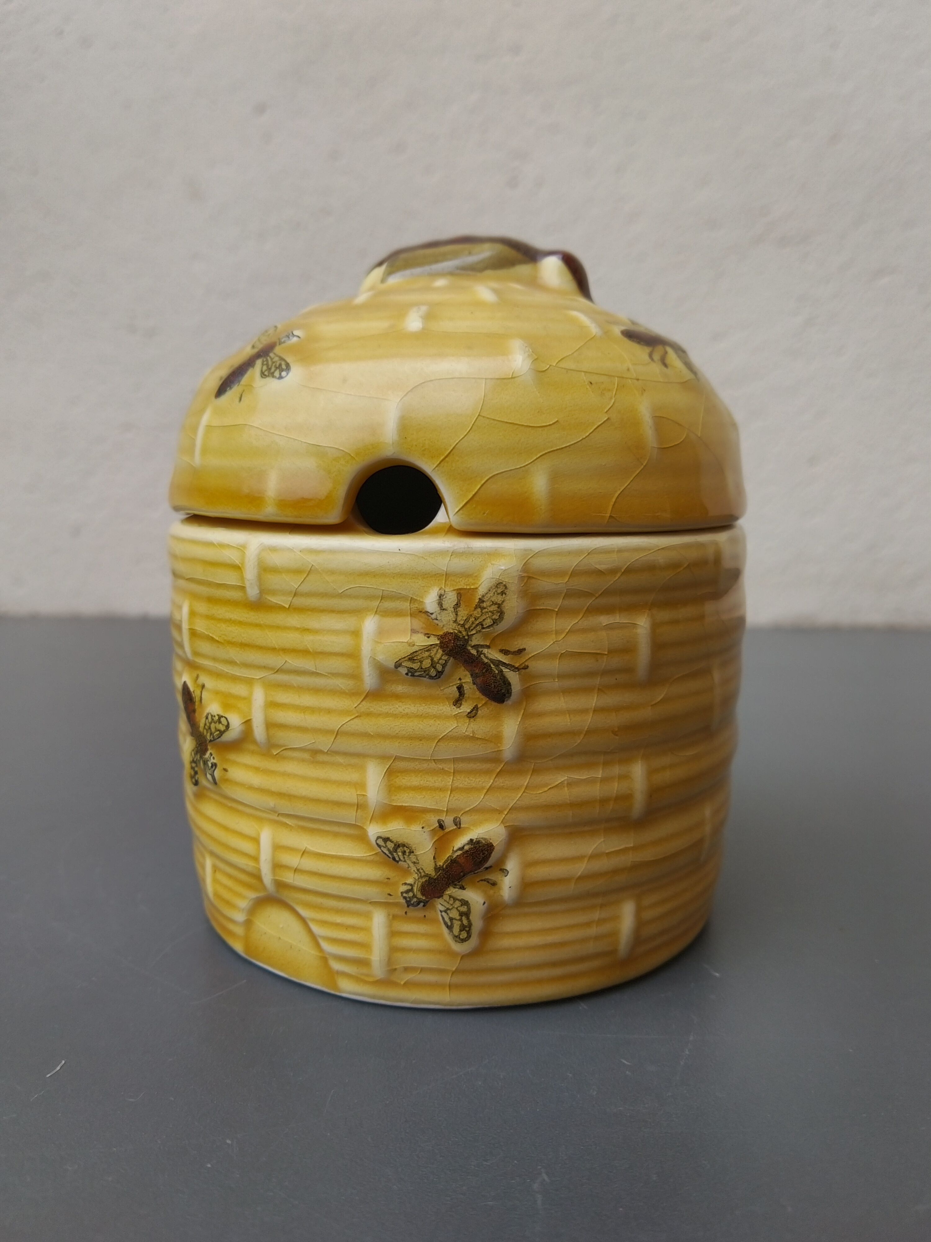 Pot à Miel En Céramique Forme Ruche - Avec Couvercle Et Cuillère - Déco Cuisine Originale - Idée Cadeau Gourmande - Marque Puckator
