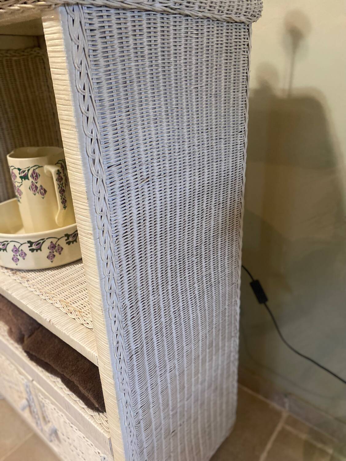Meuble vintage en osier blanc