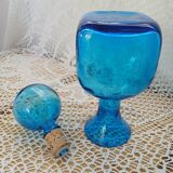 Carafe en verre bosselé bleu