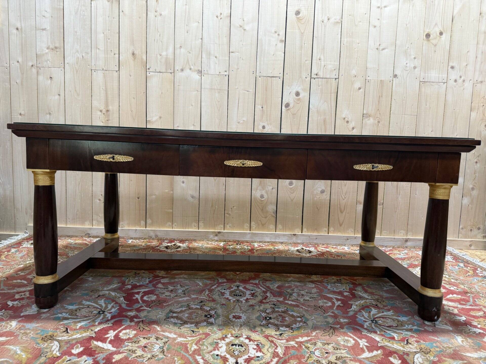 Bureau plat de style Empire en acajou et cuir vert