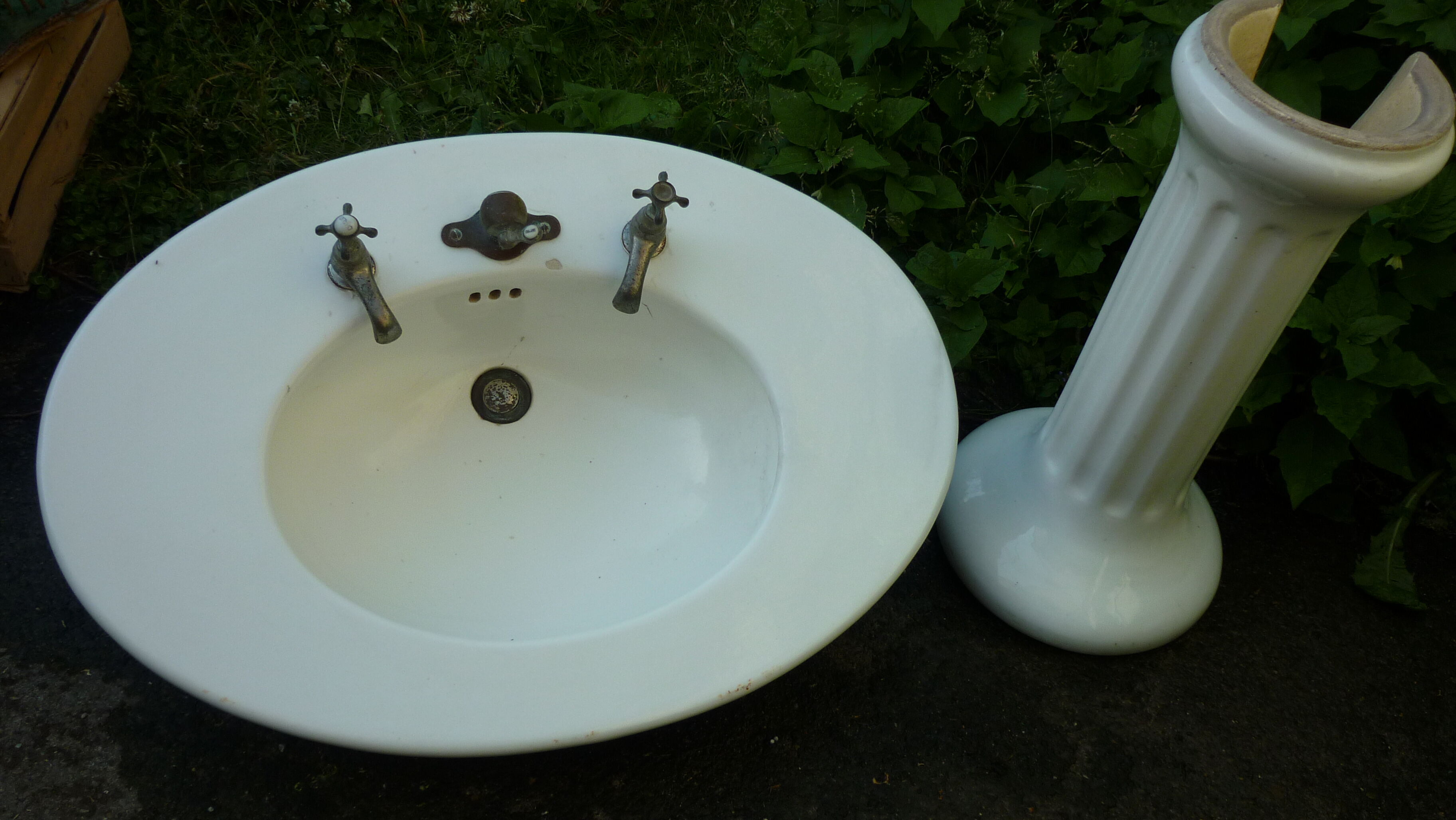 Art Deco washbasin of the Parisian palace Le Lutécia
