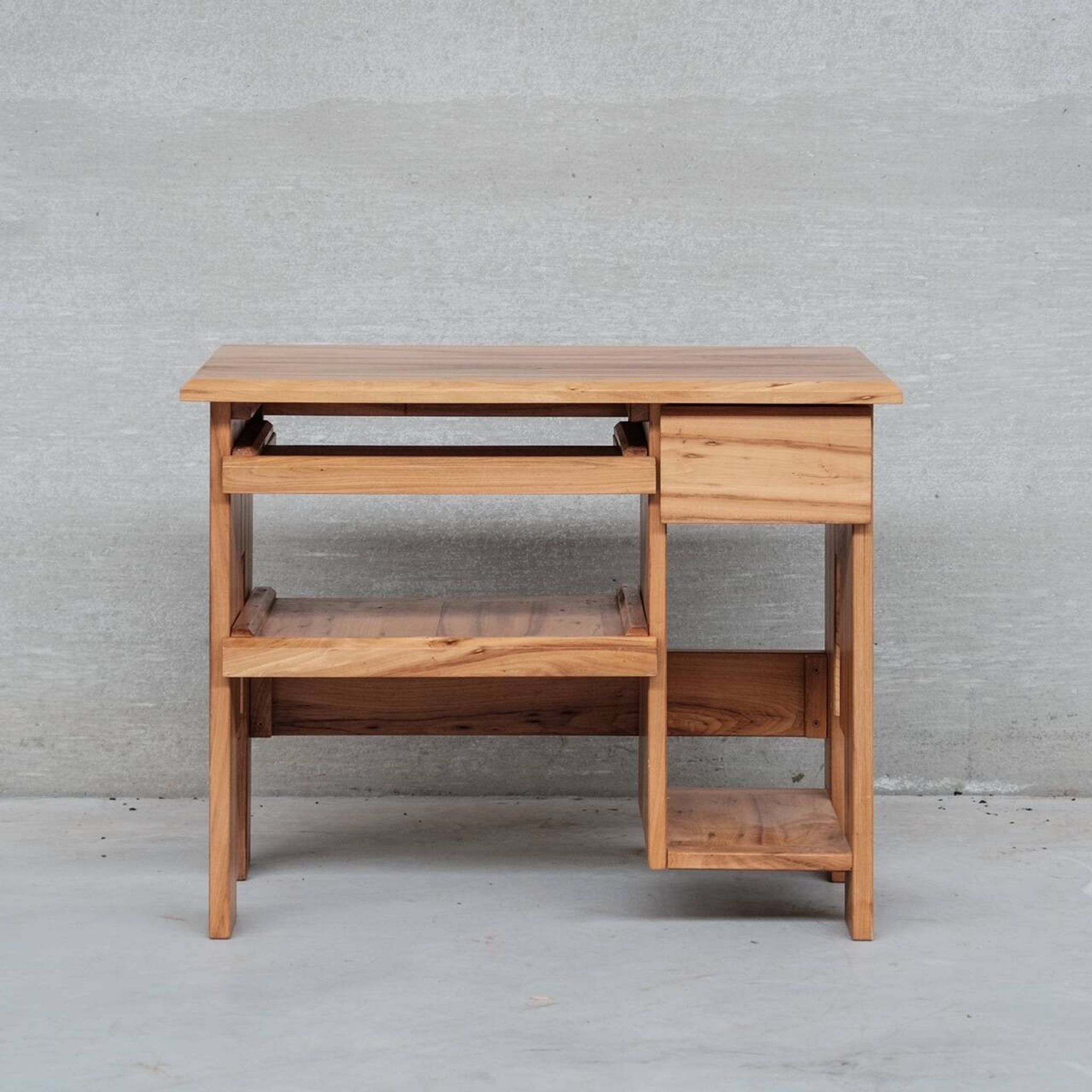 Petit bureau français du milieu du siècle en bois