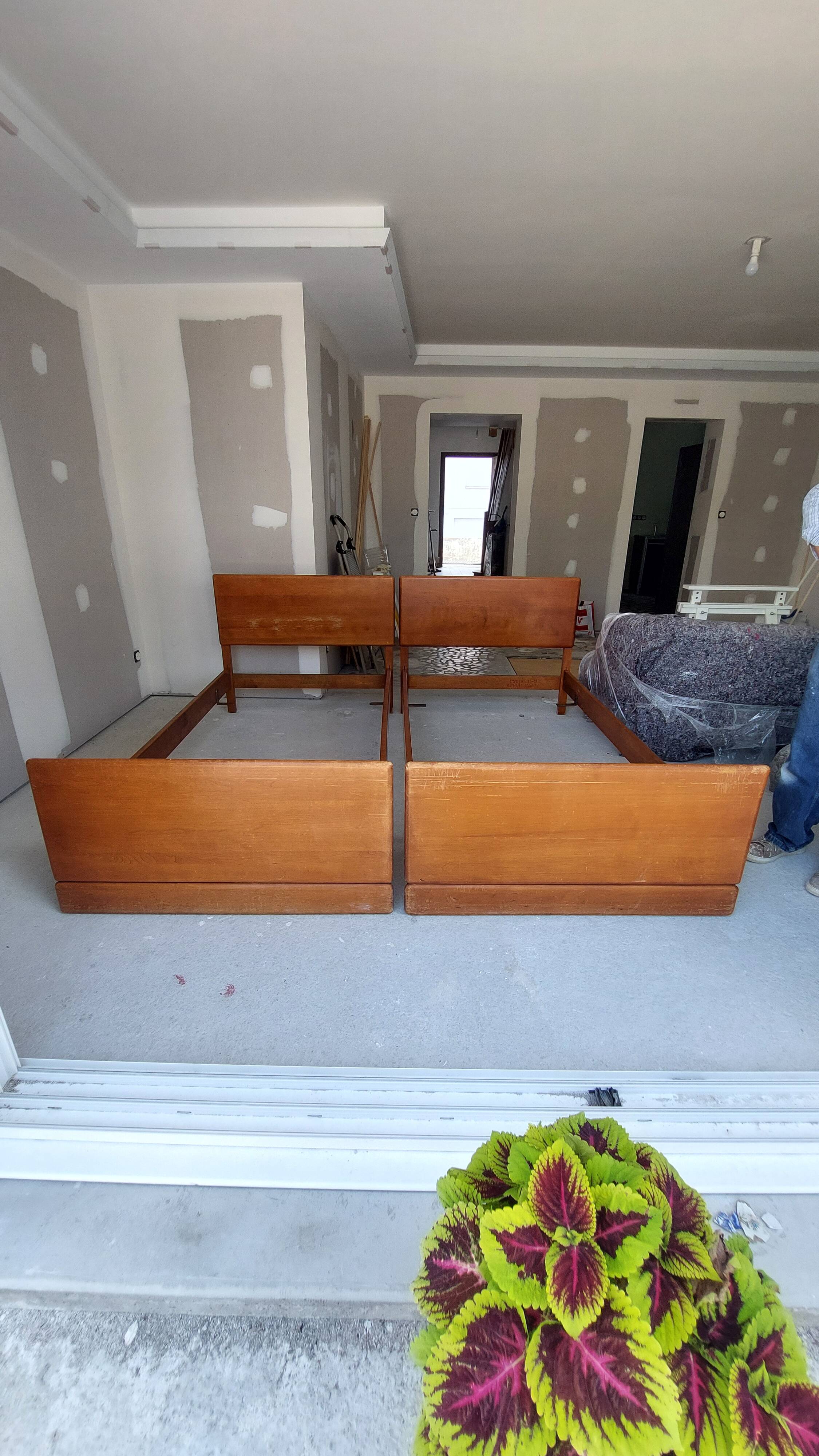 American twin beds in Shaker style from the early 20th century.