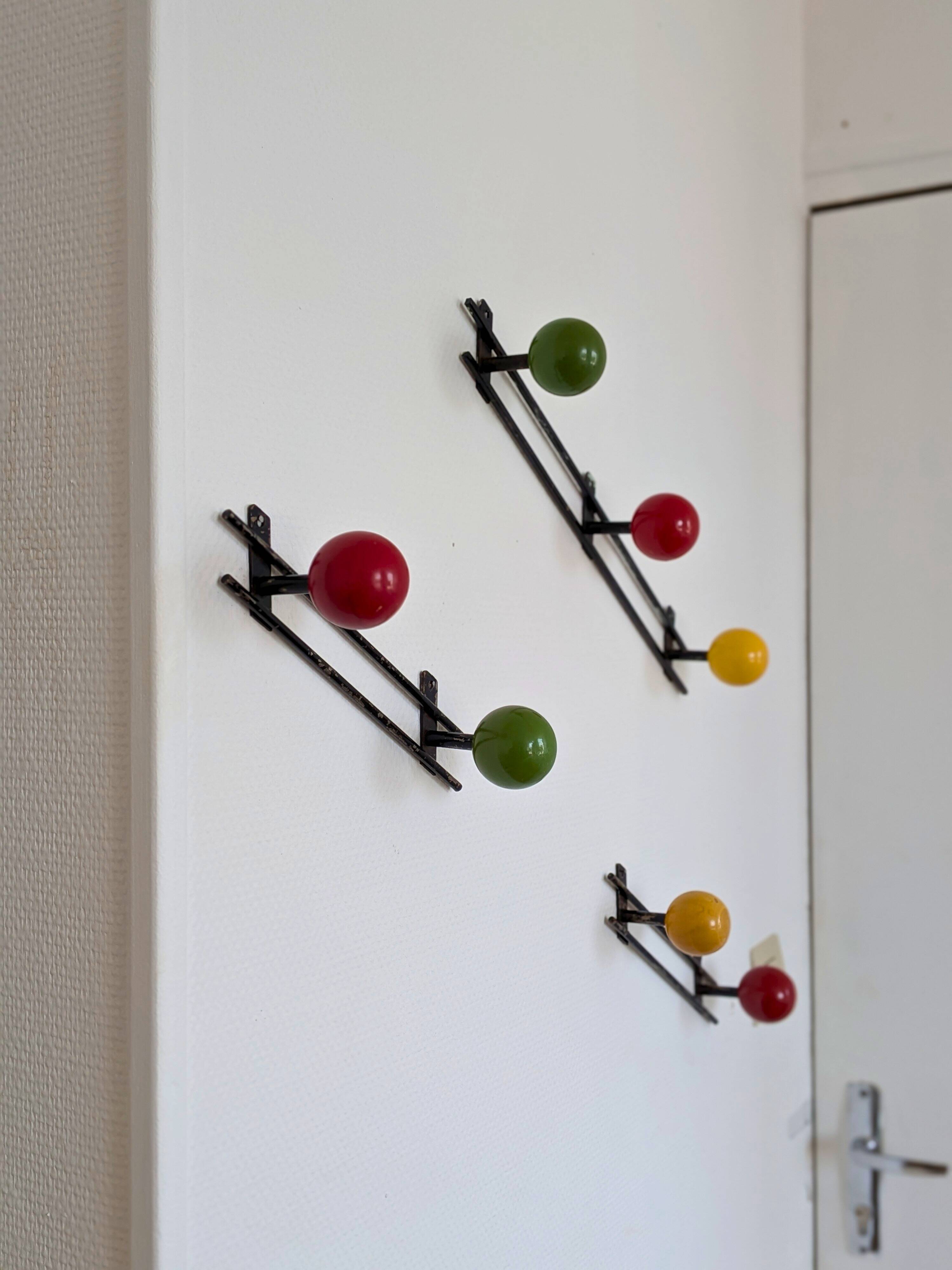 Porte manteau mural boules bois métal noir années 60