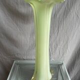 Vase soliflore en opaline vert pomme vintage