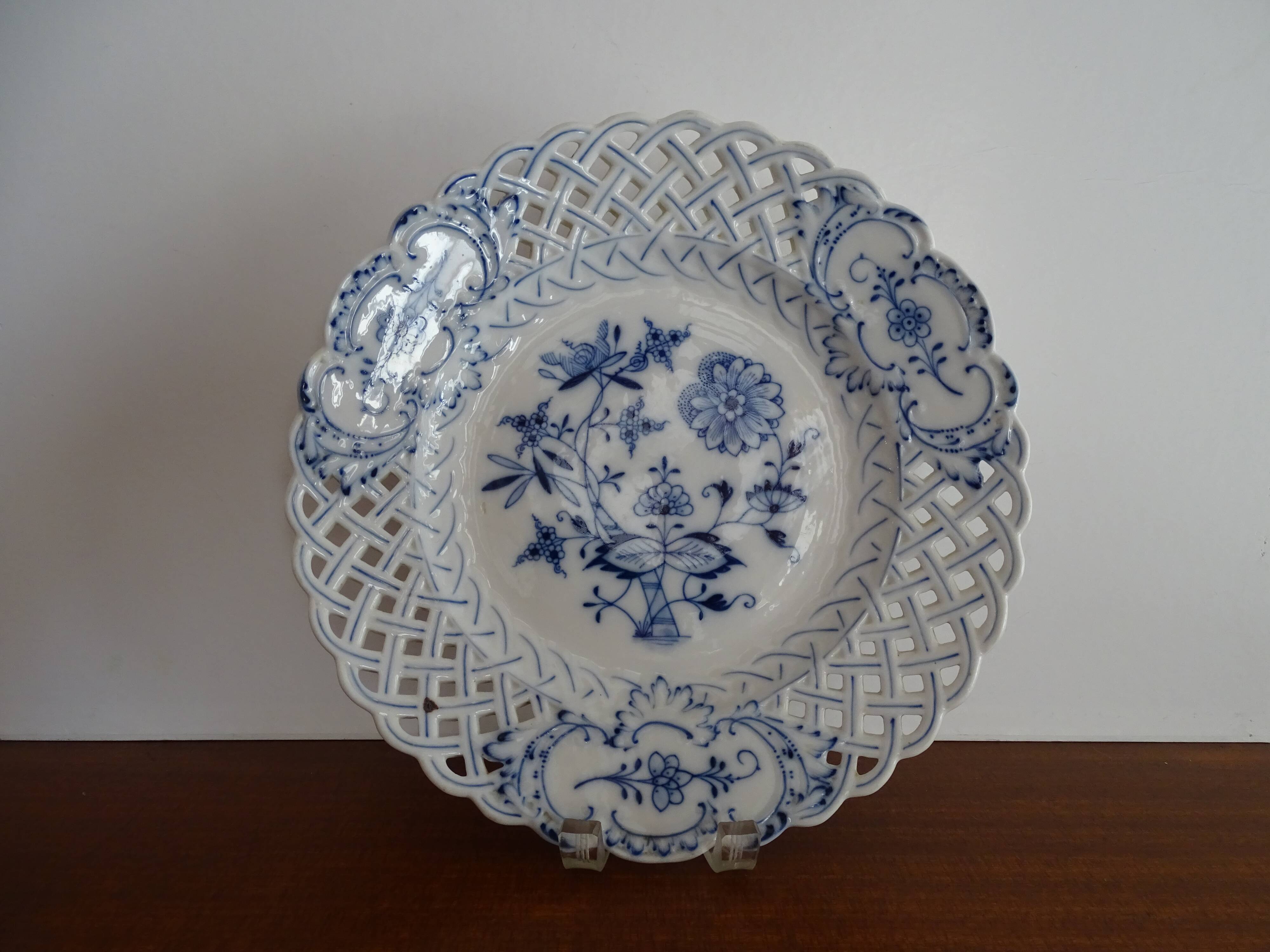Old openwork Meissen earthenware plate decorated with blue onions 19th century