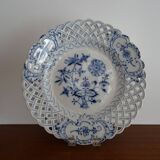 Ancienne assiette ajourée faience  Meissen décor oignons bleus XIX ème