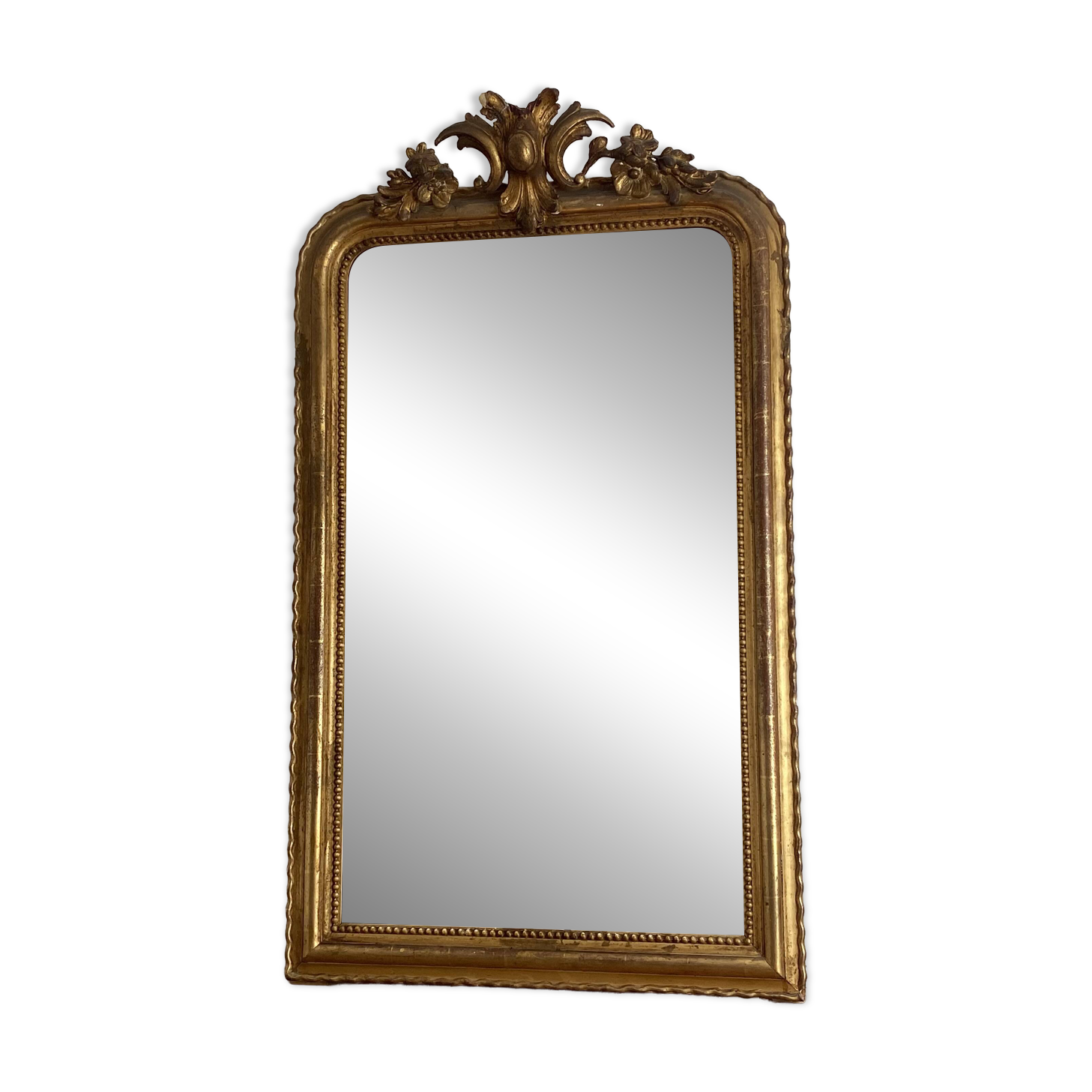 Golden mirror from the late 19th century with a decorated pediment. 130x74.
