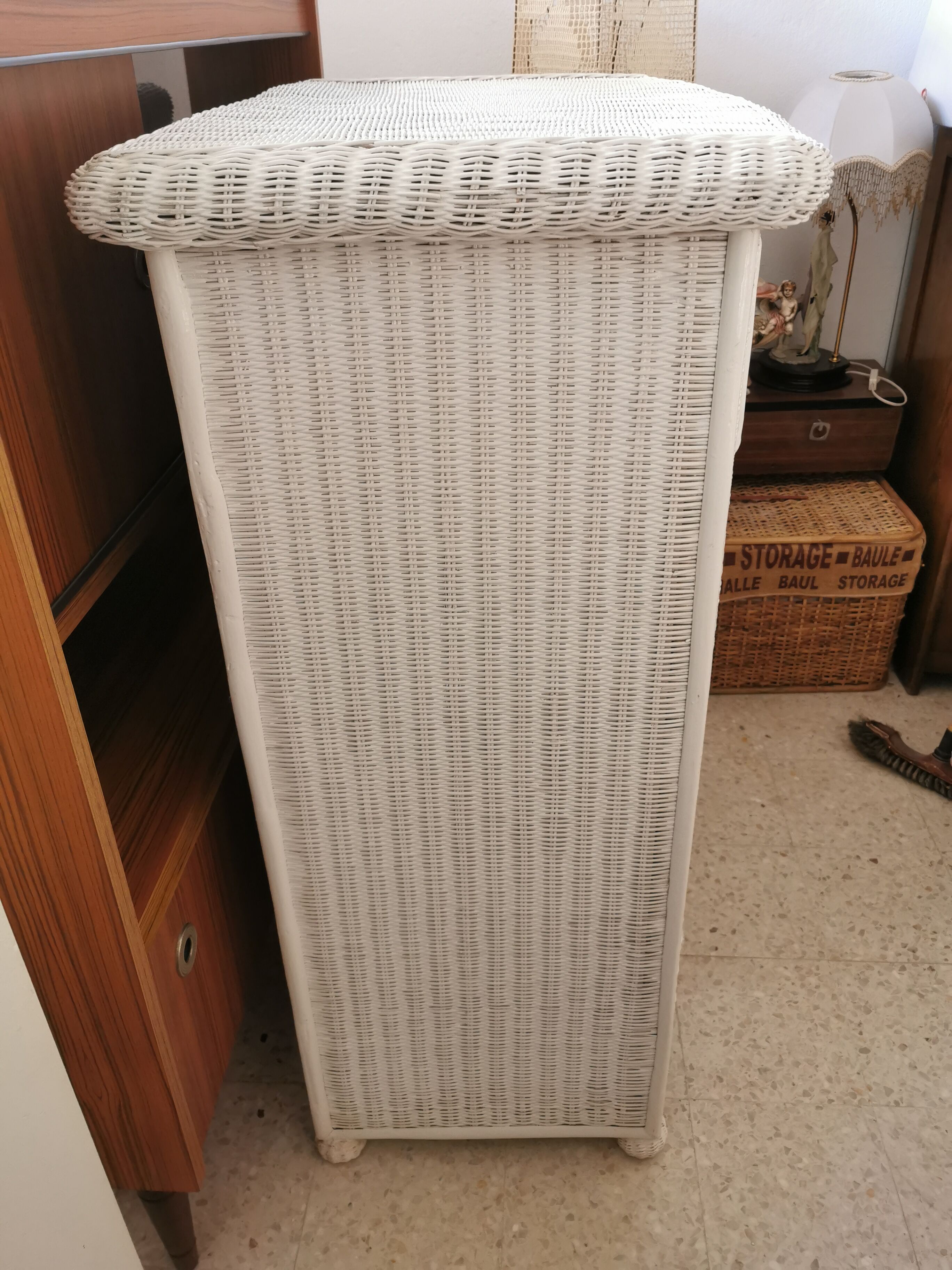 Chest of drawers in rattan