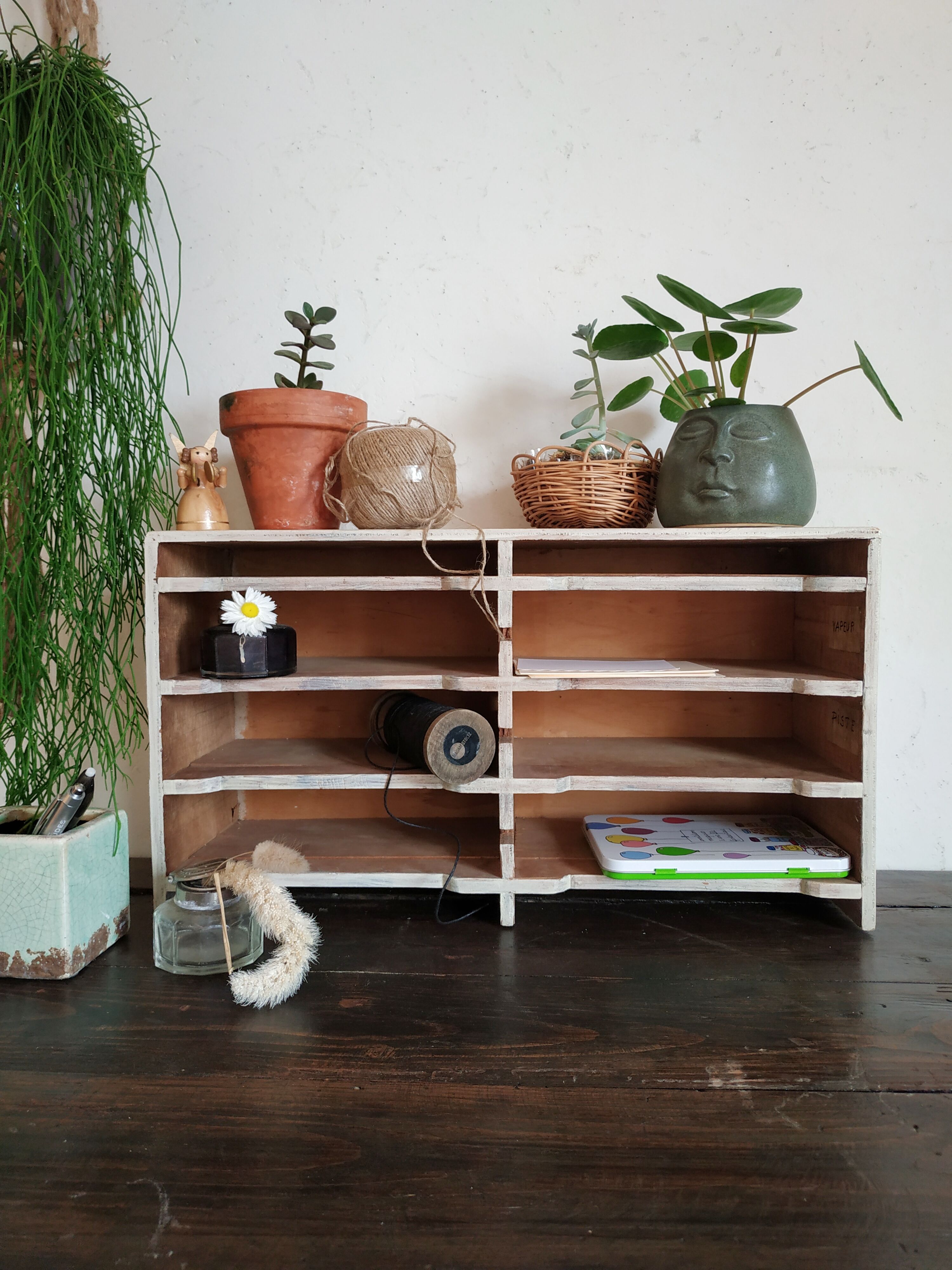 Wooden locker, oldtier shelf