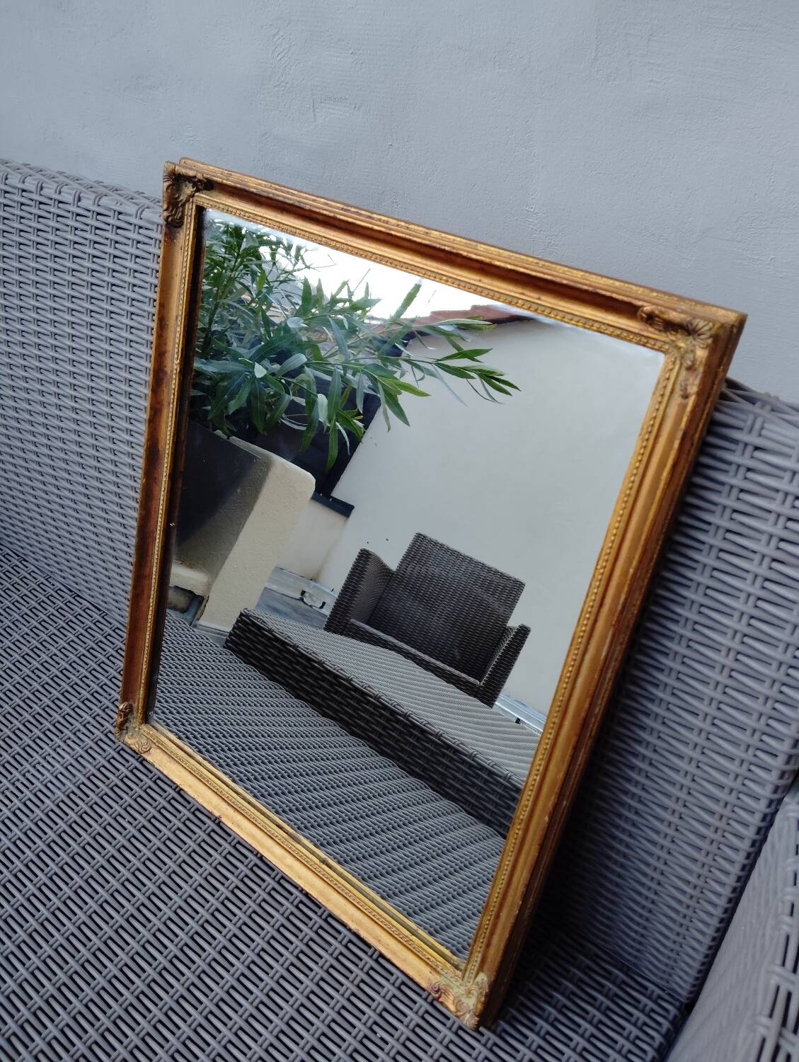 Miroir en bois, doré à la feuille d'or.