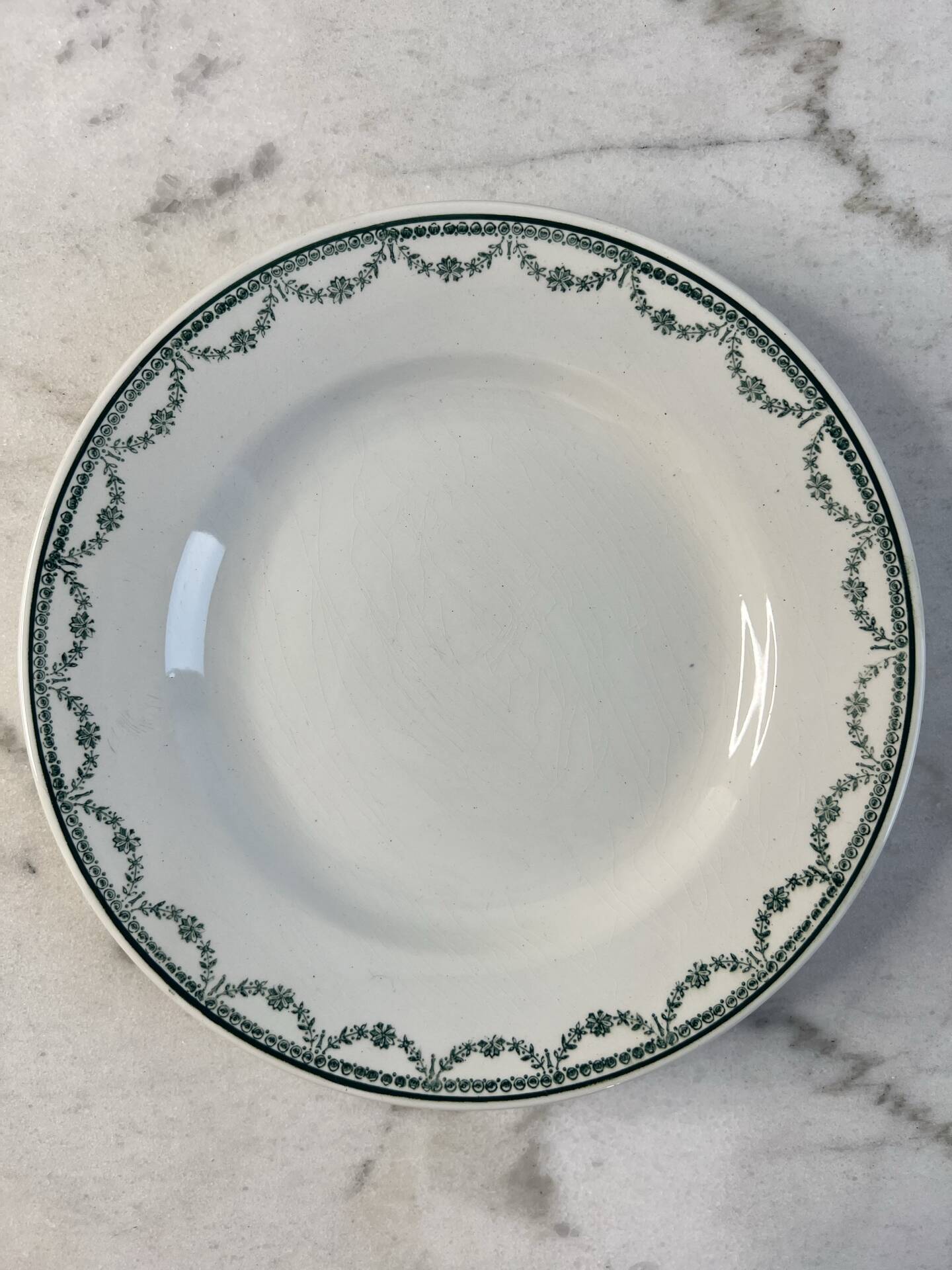 Set of 17 flat plates in Saint Amand earthenware, 22.5cm.