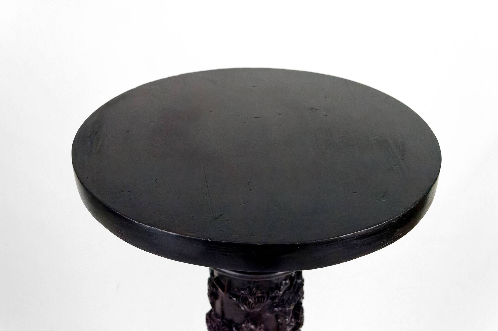 Important high Asian column / saddle in carved wood, circa 1880, Indochina