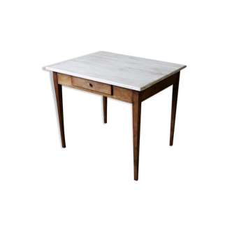 Table en bois patinée