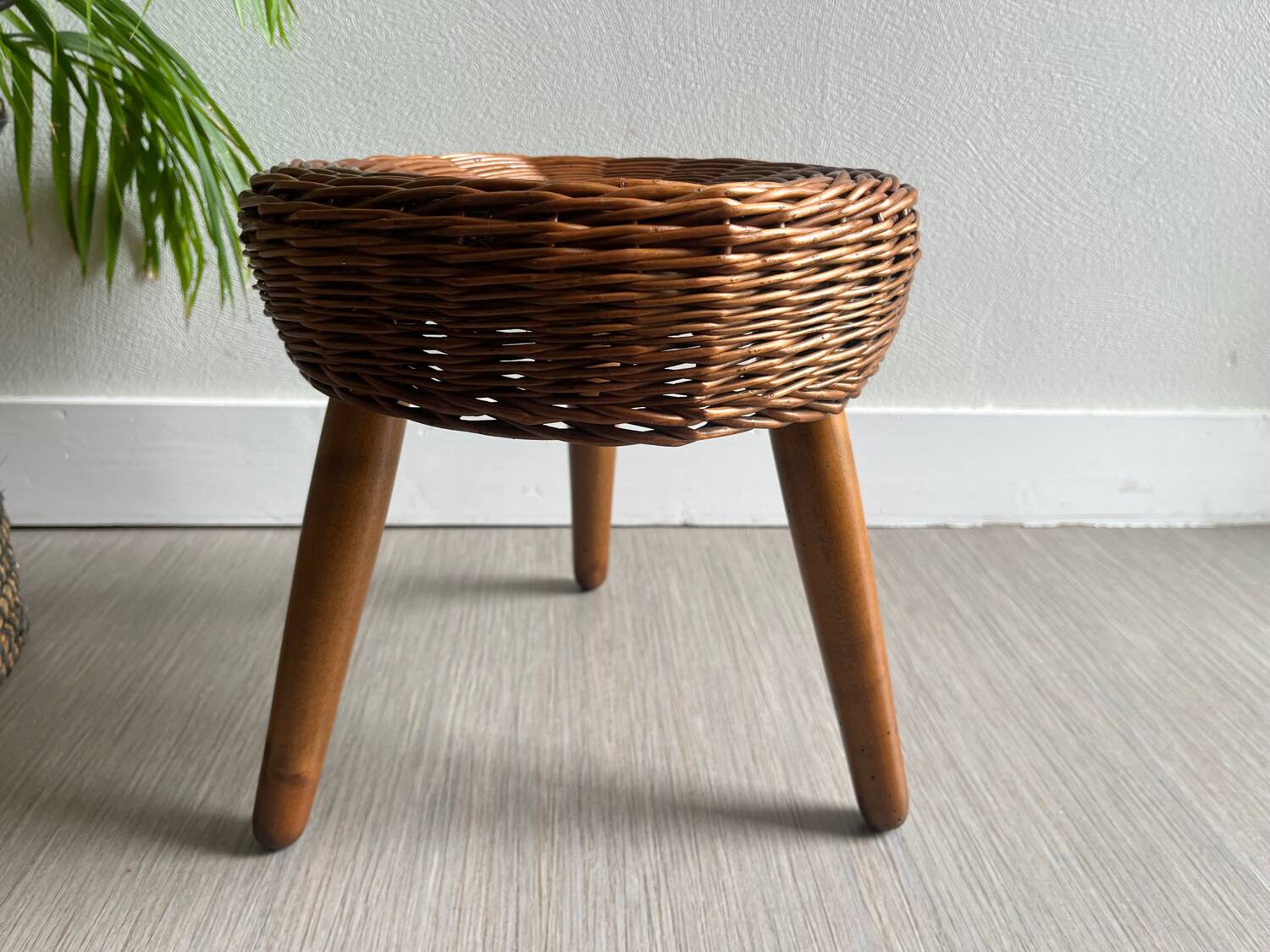 Tabouret tripode bois osier tressé