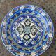 Assiette de collection artisanal, en céramique émaillée avec émaux, signe par Adiguzel Gini, Turquie