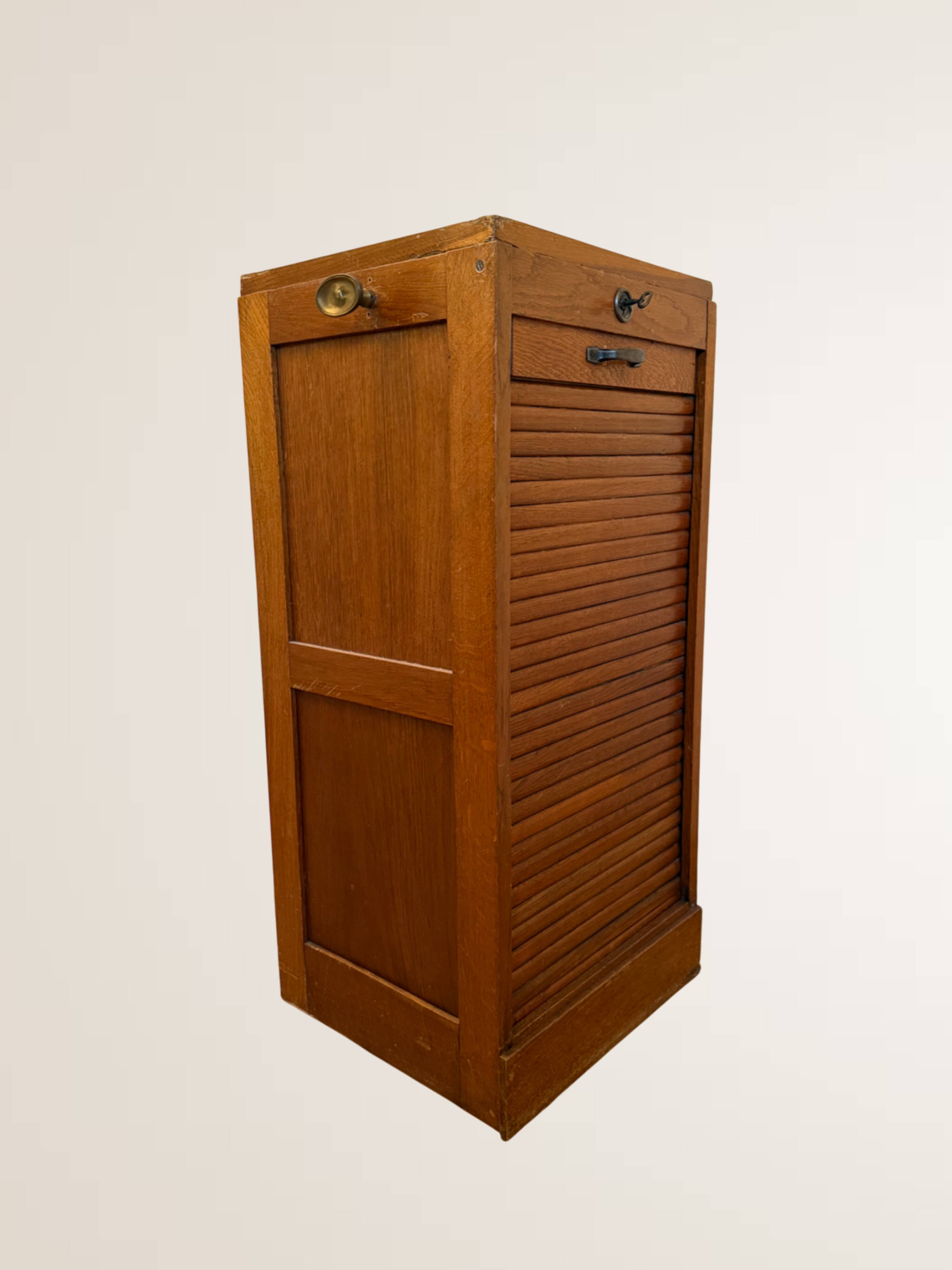 Meuble à rideau bas en bois clair