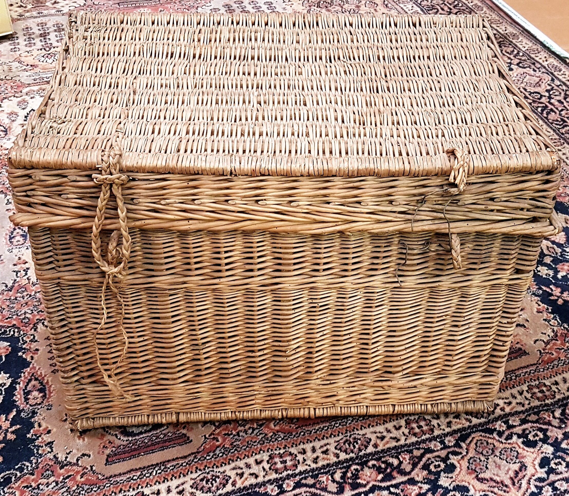 Ancien coffre en osier