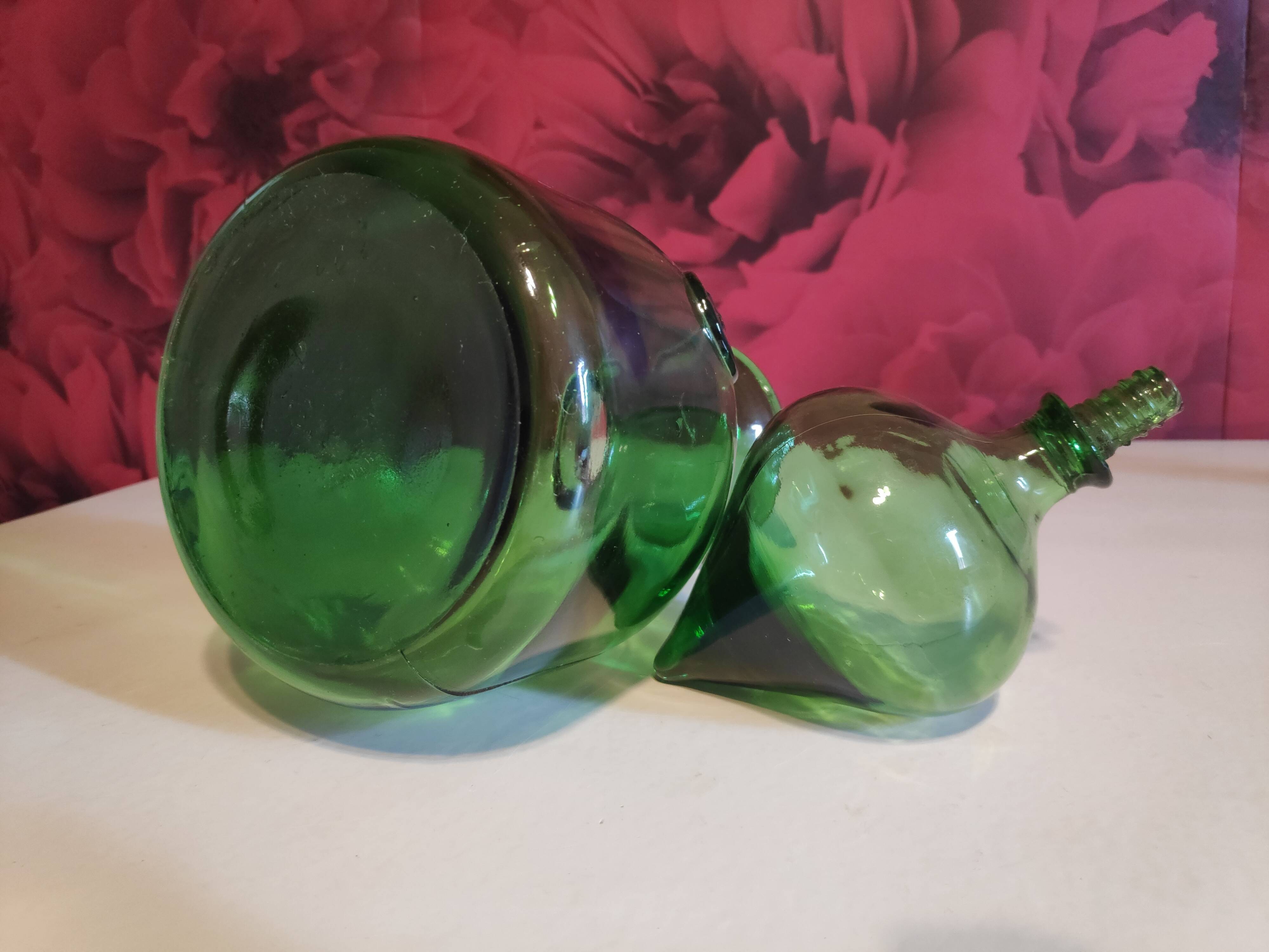 Carafe verte avec bouchon goutte d'eau