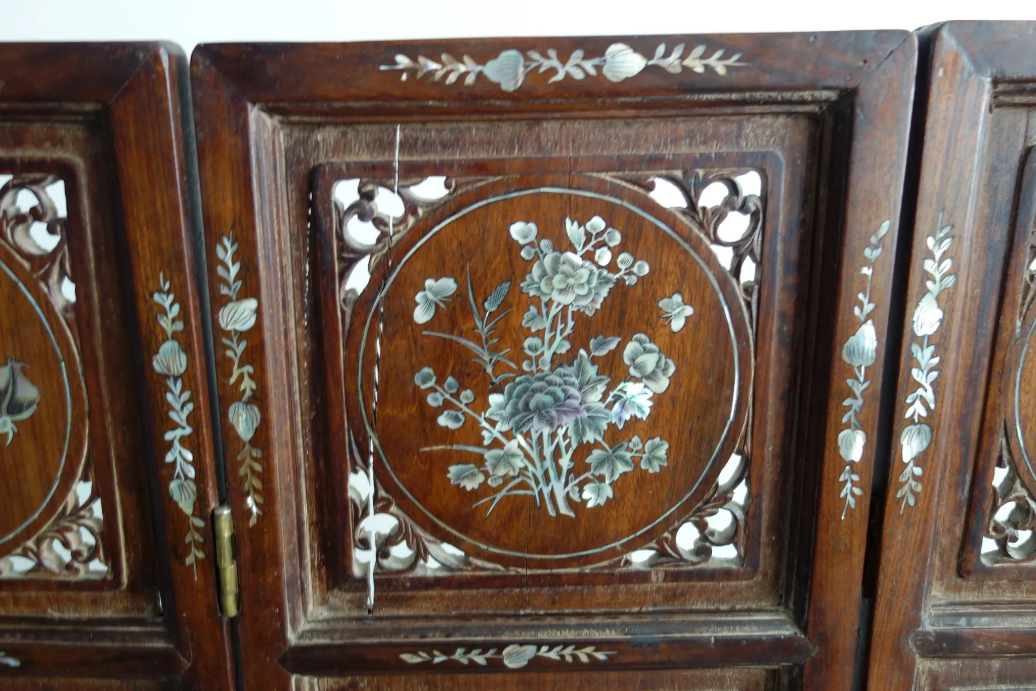 Asian screen in carved wood and mother-of-pearl marquetry.