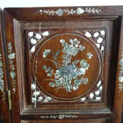 Asian screen in carved wood and mother-of-pearl marquetry.