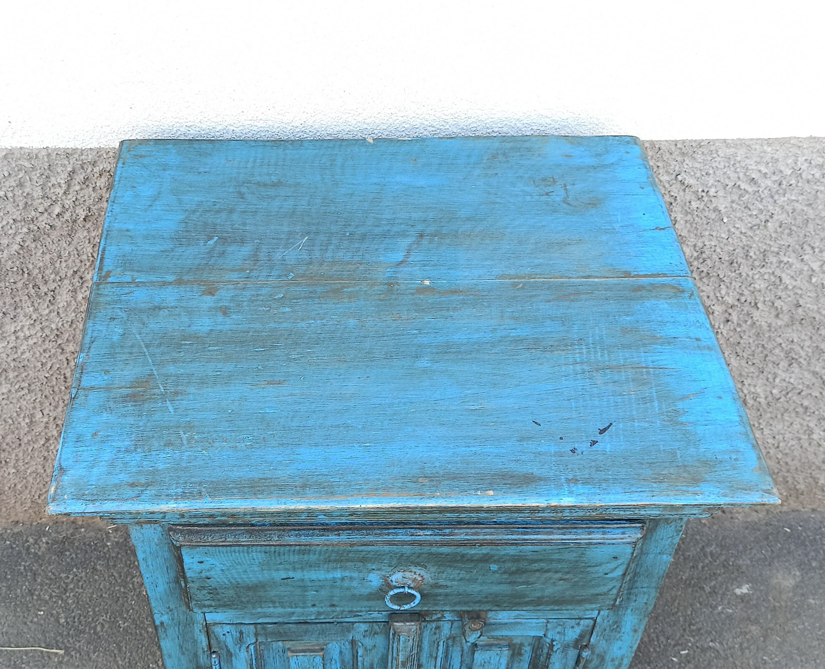Meuble d'appoint en bois ancien bleu