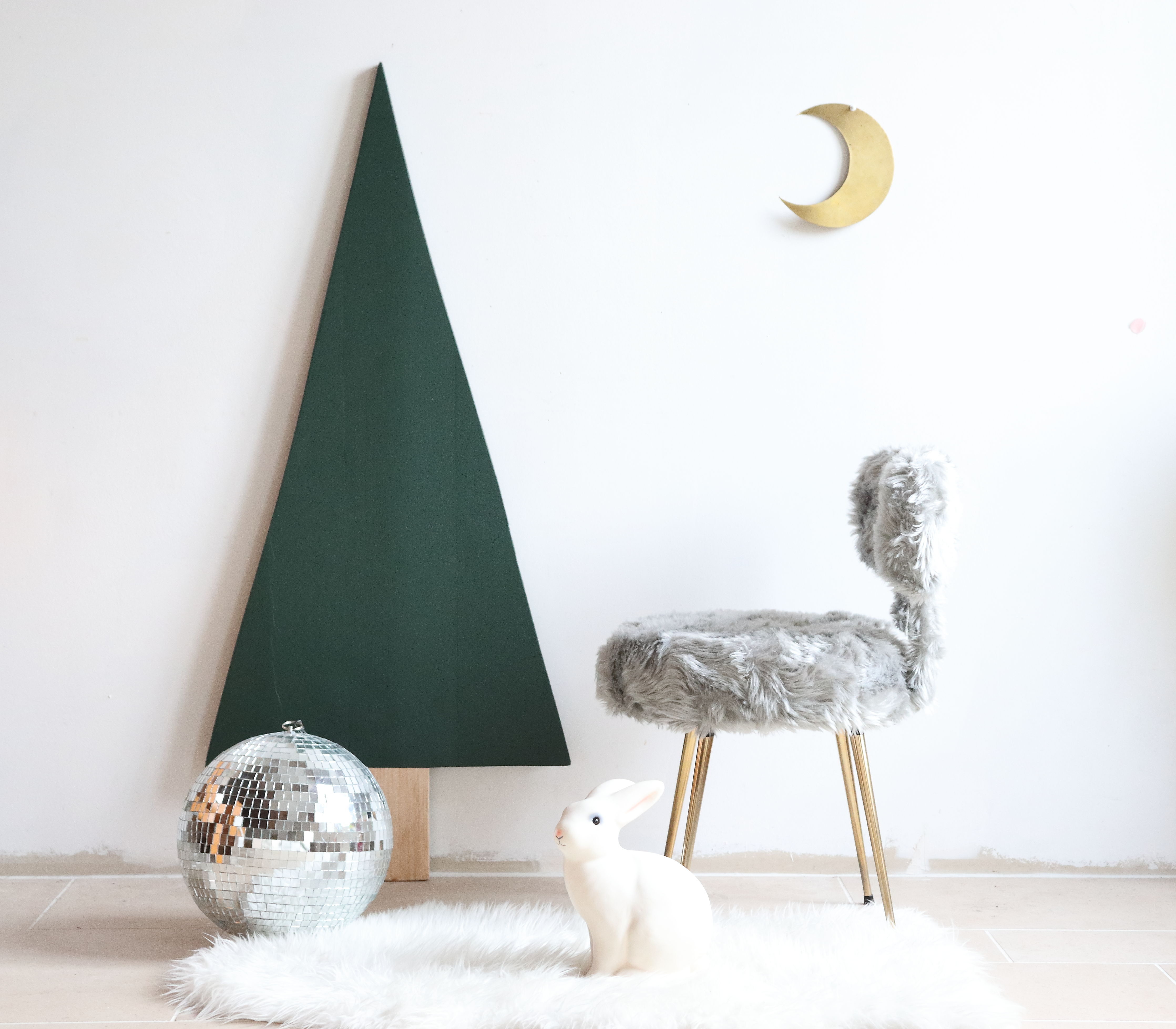 Pelfran mouldy chair in faux grey fur
