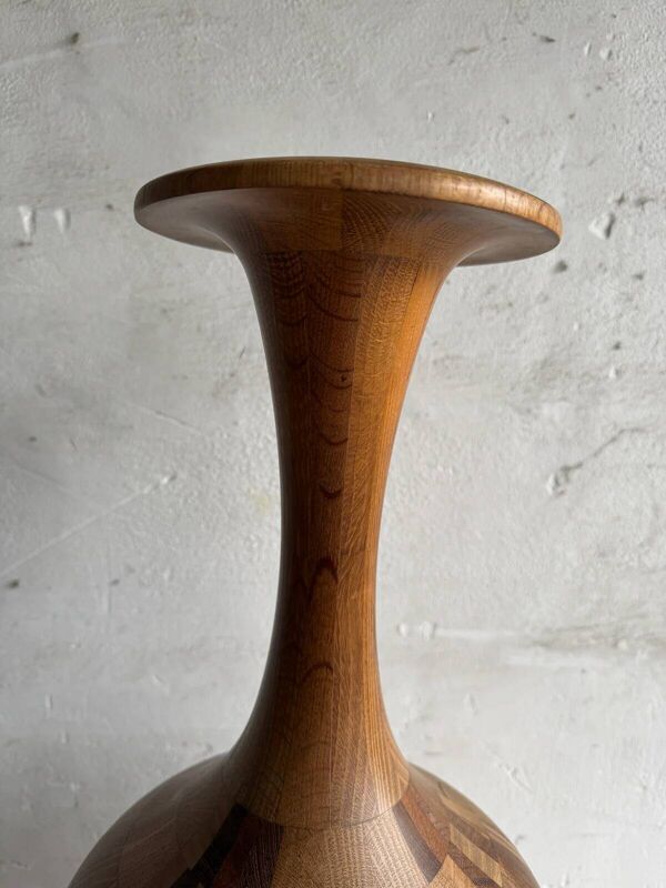 Vase sculptural haut en bois massif, finition brun naturel, objet d'art minimaliste tourné, 73,5 cm